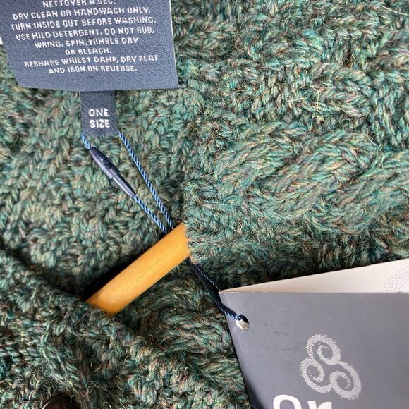 NEW Aran Woollen Mills Cable Knit Merino Wool Poncho Connermara Green Ireland - Picture 7 of 9